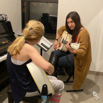 Music Lessons at OSMD | Girl learning guitar